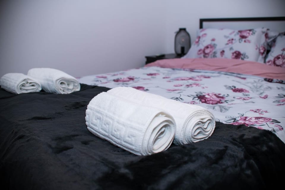 Bed, Photo of the whole room, Bedroom, towels