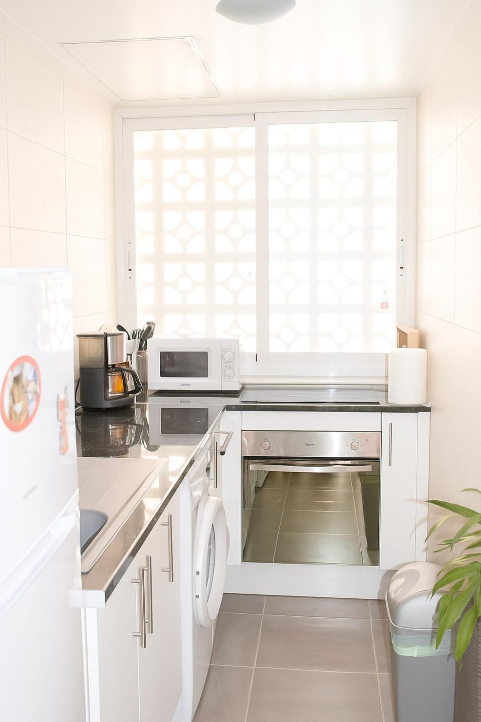 Kitchen or kitchenette, oven, washing machine