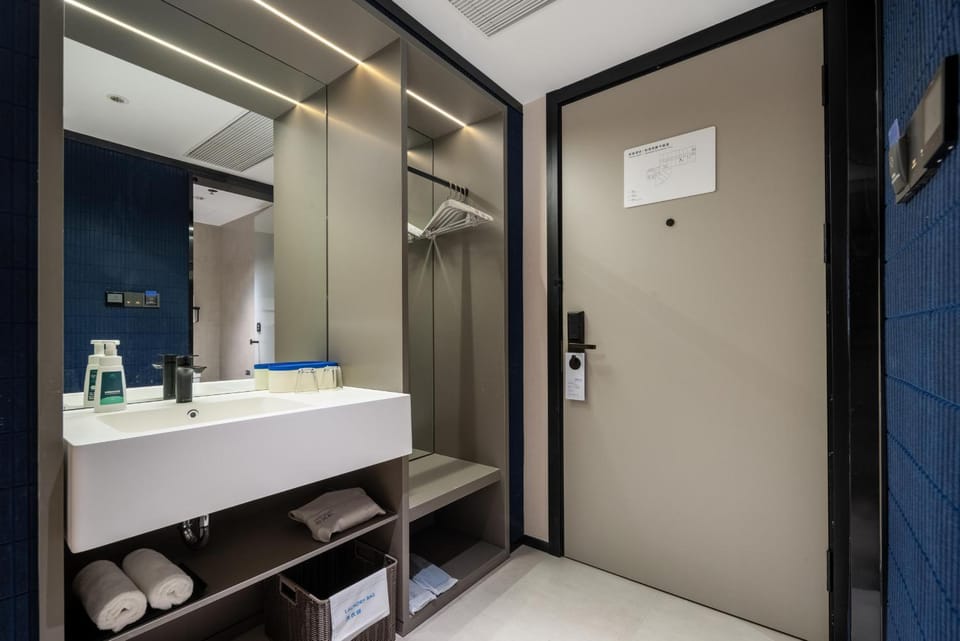 towels, air conditioner