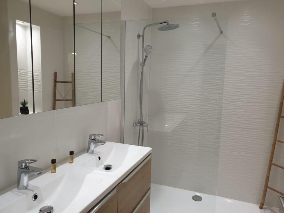 hyper centre Antibes maison de villes 100m2 ; terrasse 20 m2 Apartment in Antibes