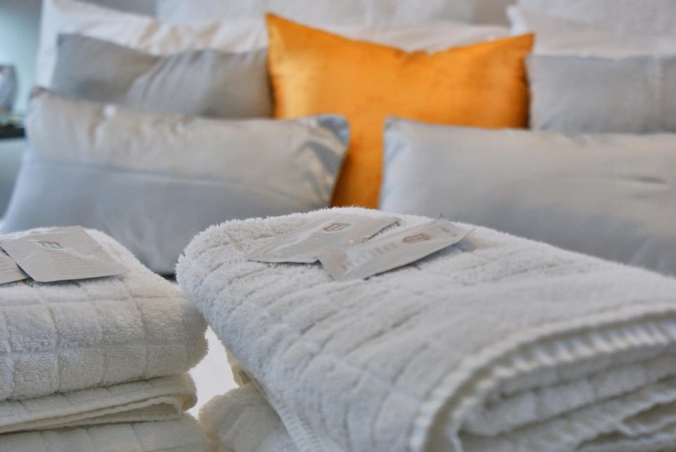 Bed, Bedroom, towels