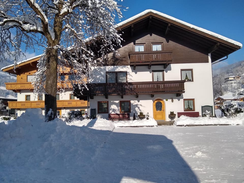 Property building, Facade/entrance, Winter