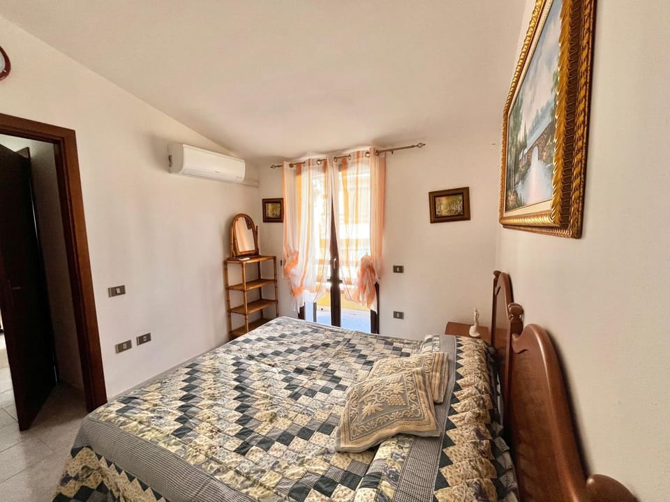 Bed, Photo of the whole room, Bedroom, air conditioner