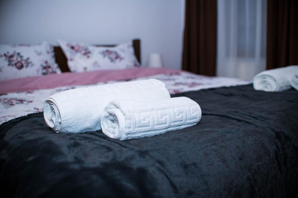 Bed, Photo of the whole room, Bedroom, towels