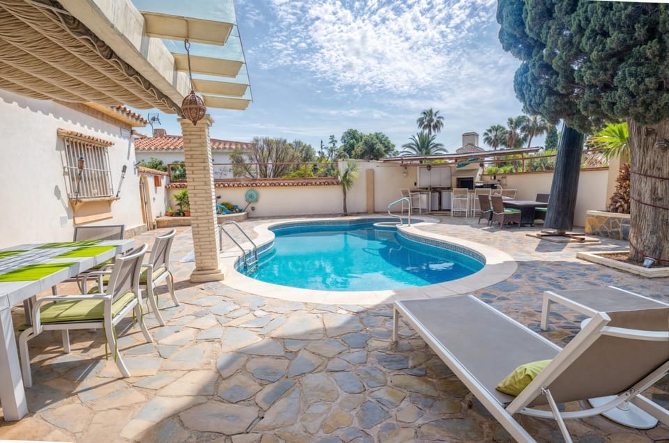 Patio, Swimming pool, sunbed