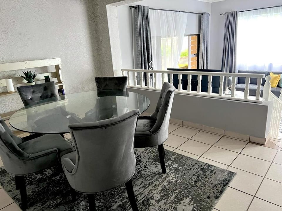 Seating area, Dining area