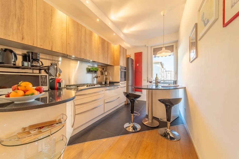 Kitchen or kitchenette, minibar, stove