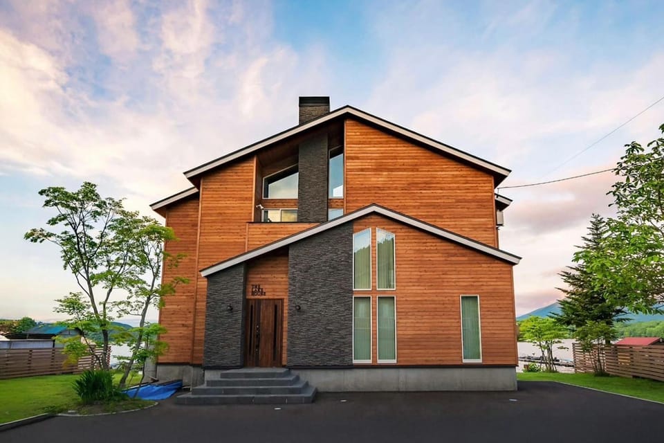 Property building, Facade/entrance, Lake view, Lake view
