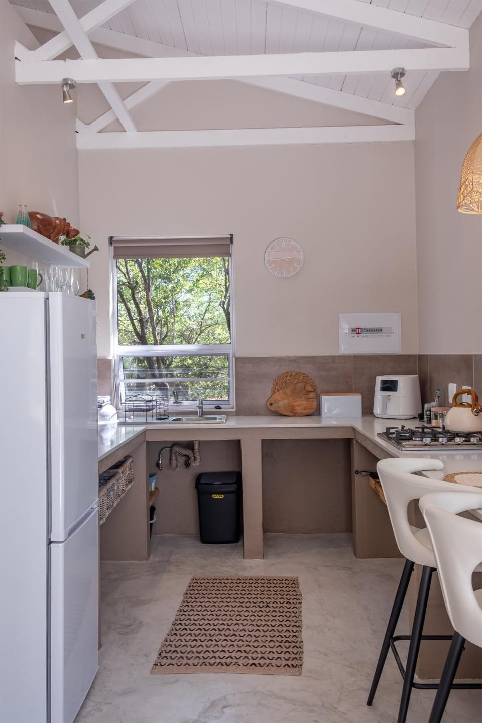 Kitchen or kitchenette, minibar