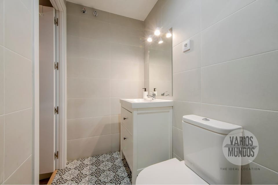 Toilet, Bathroom, towels