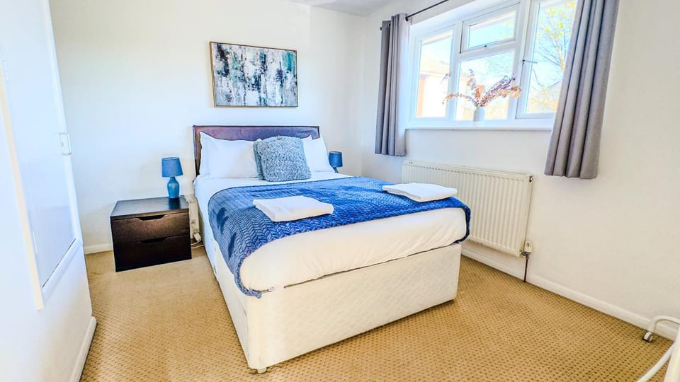 2BR Pet Friendly House near Cardiff Bay City Centre and Stadium with 2 Parking Spaces and Garden Apartment in Cardiff
