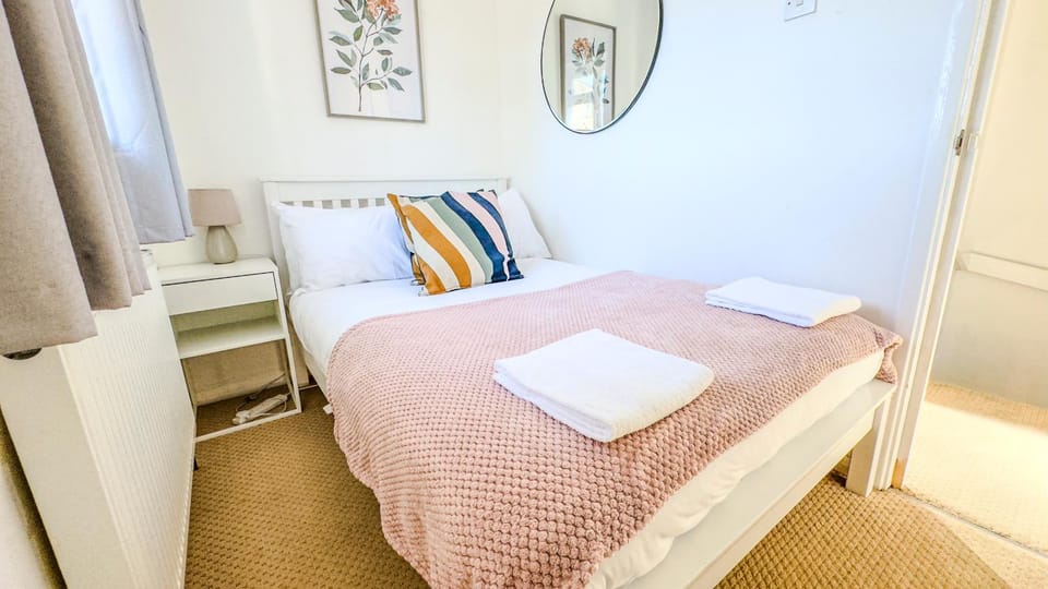 2BR Pet Friendly House near Cardiff Bay City Centre and Stadium with 2 Parking Spaces and Garden Apartment in Cardiff