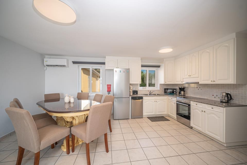 Dining area, kitchen