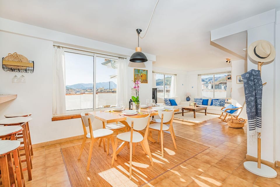 Living room, Seating area, Dining area, fireplace, air conditioner