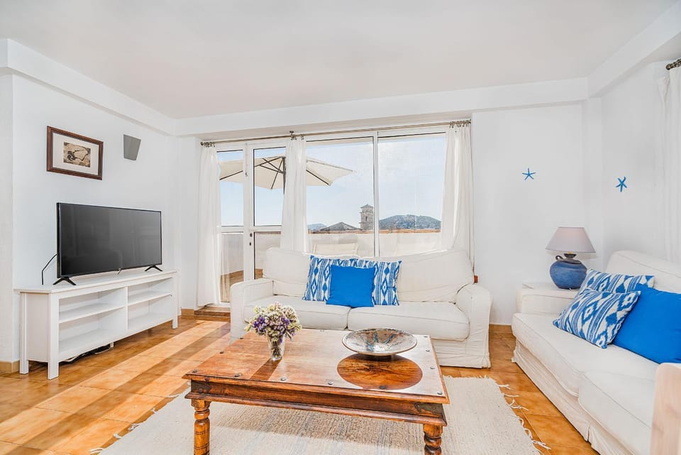 Communal lounge/ TV room, TV and multimedia, Living room, Seating area, Evening entertainment, locker