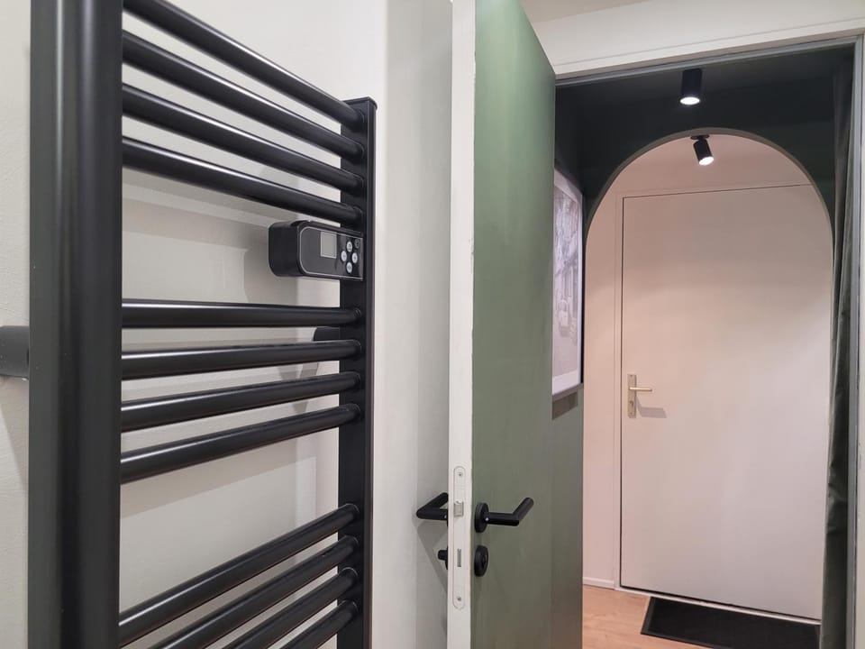 Bathroom, internet