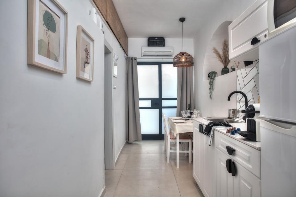 Facade/entrance, Coffee/tea facilities, Kitchen or kitchenette, Dining area, minibar