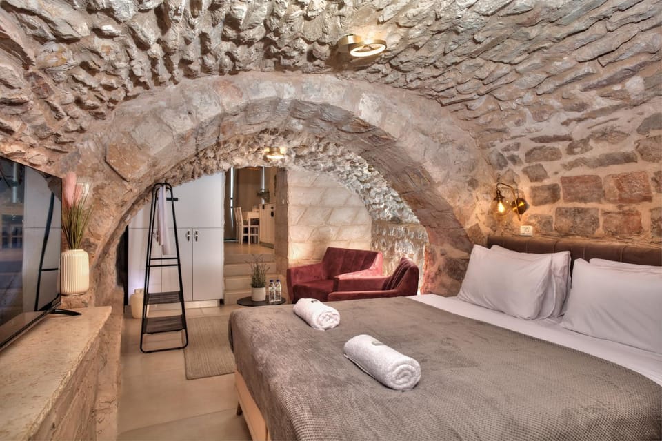 Bed, Photo of the whole room, Seating area, Bedroom, towels
