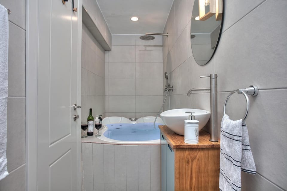 Hot Tub, Hot Tub, Bathroom, Bath, towels