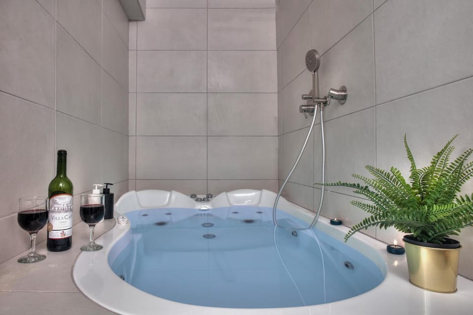 Hot Tub, Hot Tub, Bathroom, Bath, towels