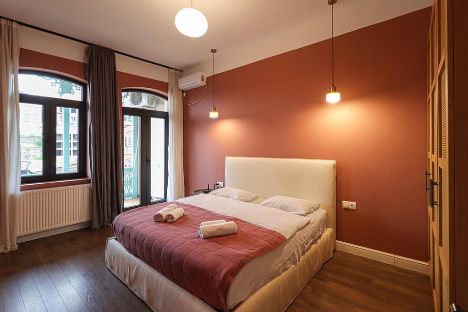 Stunning 2BR Apartment In Abanotubani- By Wehost House in Tbilisi, Georgia
