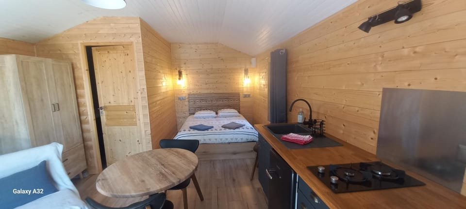 Le petit Chalet du MacQuart P.O.A. RANCH, 2 à 3 pers, Chalet in Auvergne-Rhône-Alpes
