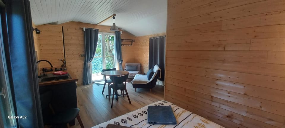 Le petit Chalet du MacQuart P.O.A. RANCH, 2 à 3 pers, Chalet in Auvergne-Rhône-Alpes