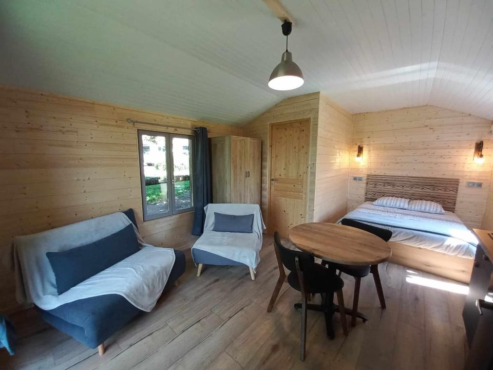 Le petit Chalet du MacQuart P.O.A. RANCH, 2 à 3 pers, Chalet in Auvergne-Rhône-Alpes