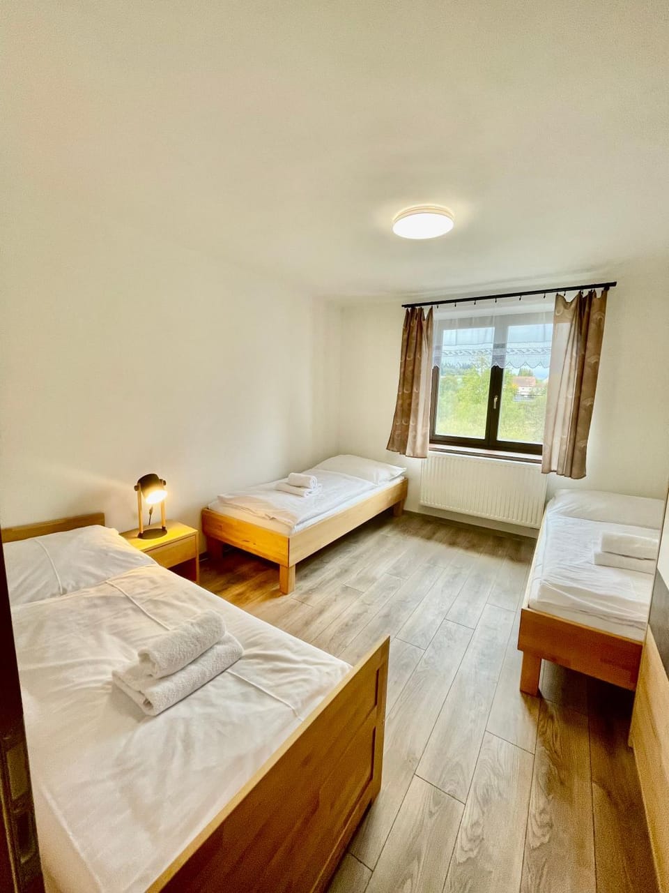 Bed, Bedroom, towels