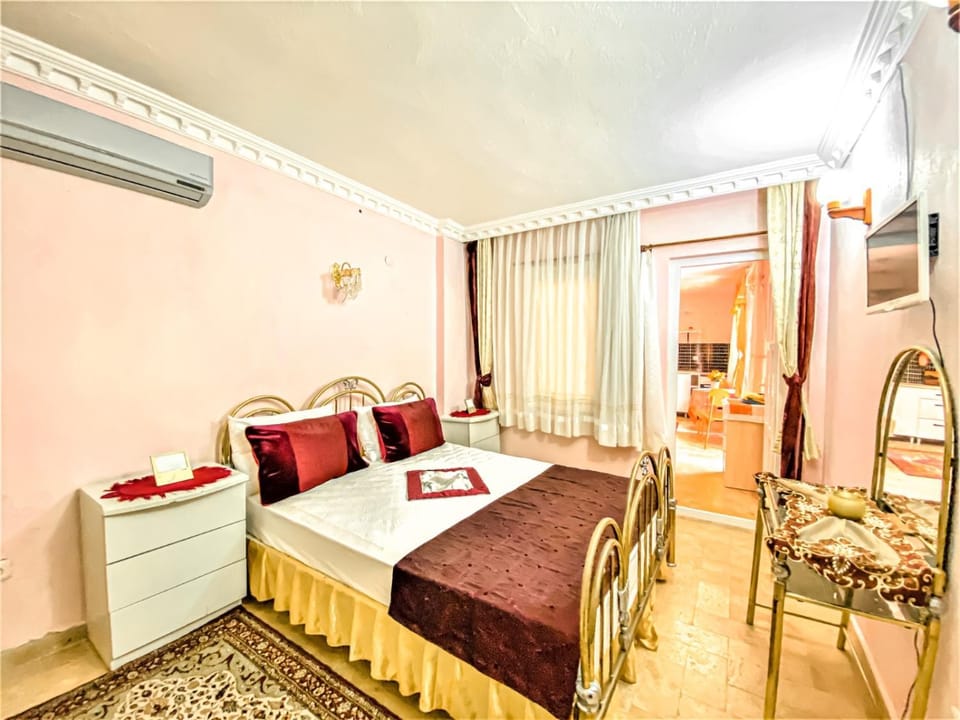 Bed, TV and multimedia, Bedroom, air conditioner