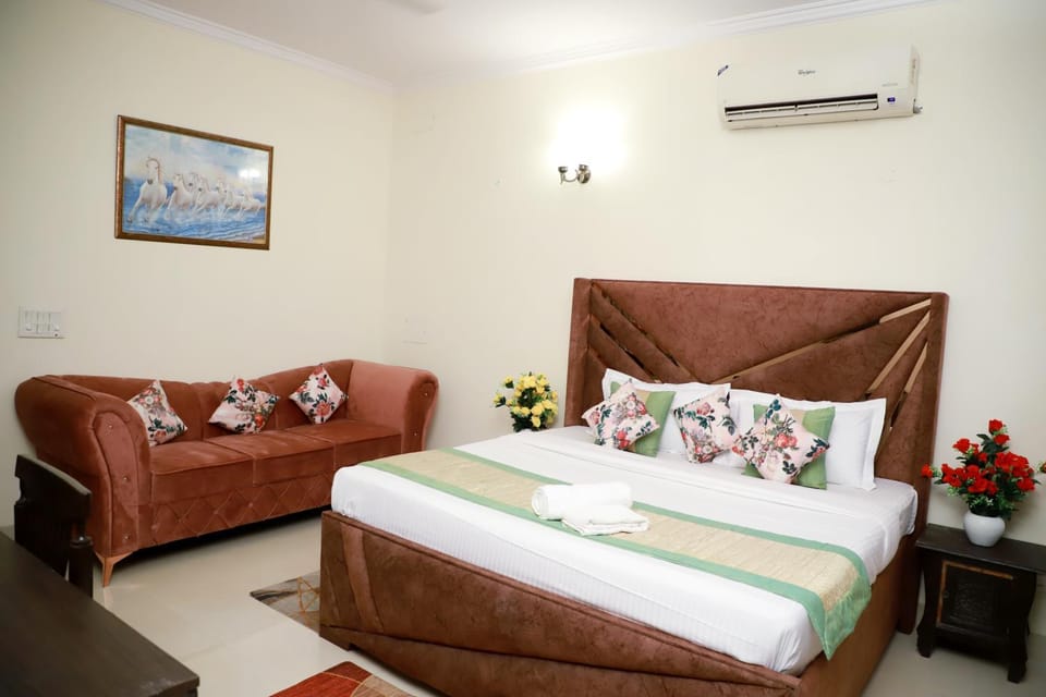 Bed, Living room, Photo of the whole room, Seating area, Bedroom, air conditioner