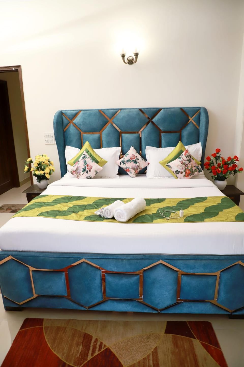 Bed, Living room, Photo of the whole room, Seating area, Bedroom