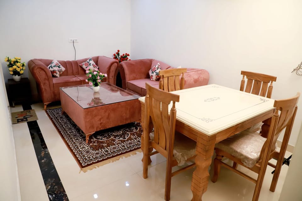Living room, Seating area, Dining area, Breakfast
