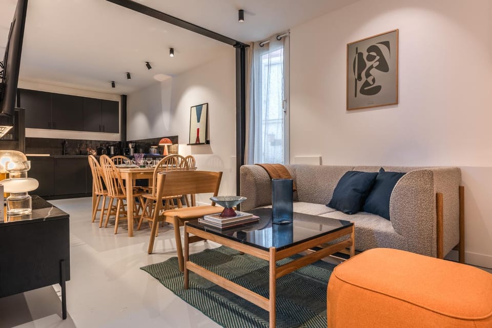 Kitchen or kitchenette, Living room, Seating area, Dining area