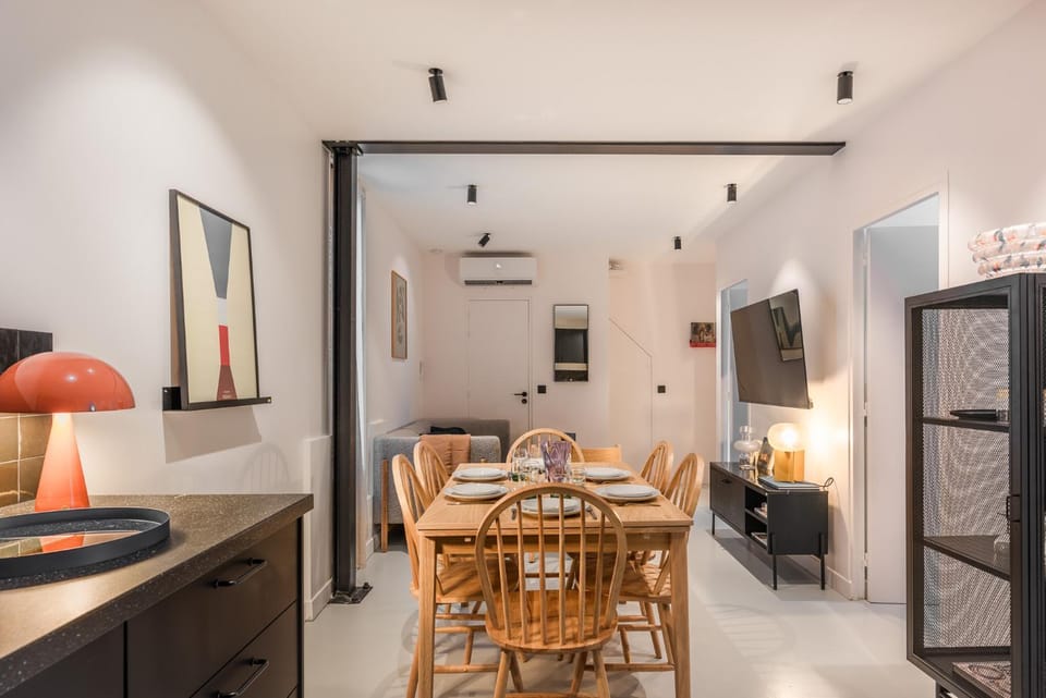 Kitchen or kitchenette, Living room, Seating area, Dining area