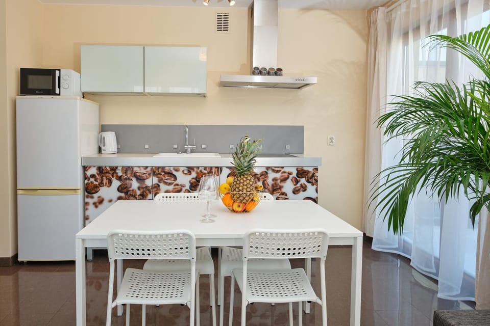 Kitchen or kitchenette, Dining area