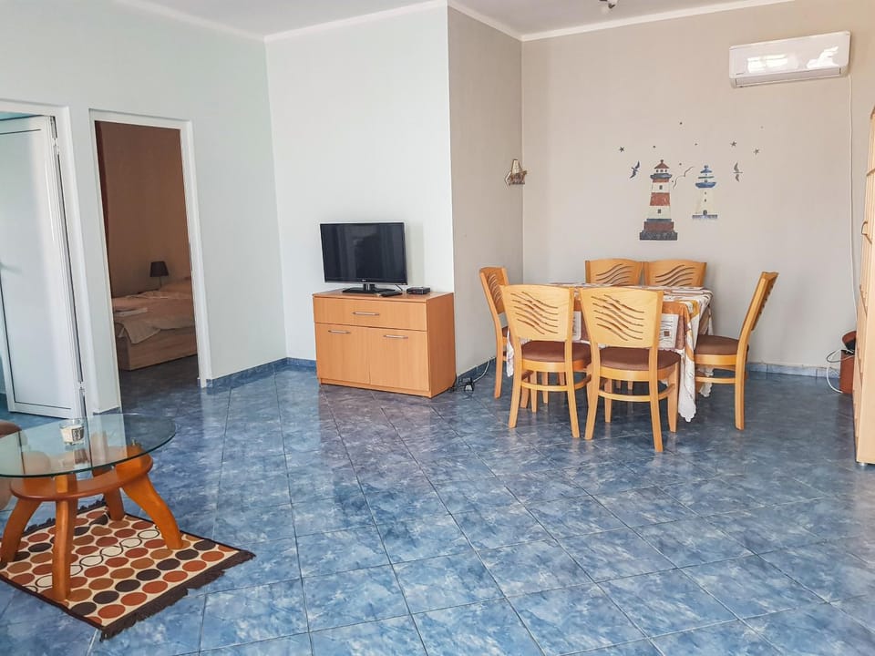 Communal lounge/ TV room, TV and multimedia, Living room, Seating area, Dining area
