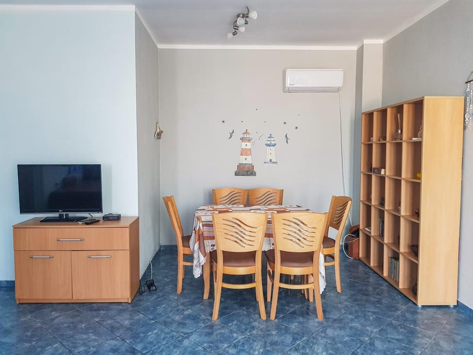 Communal lounge/ TV room, Library, TV and multimedia, Living room, Seating area, Dining area, air conditioner