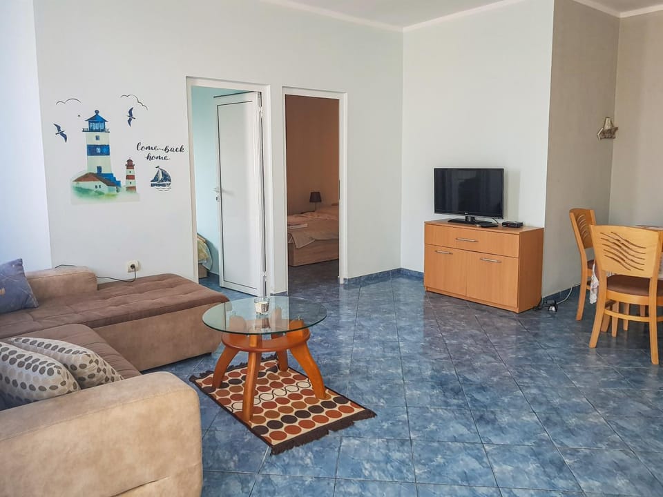 Communal lounge/ TV room, TV and multimedia, Living room, Seating area