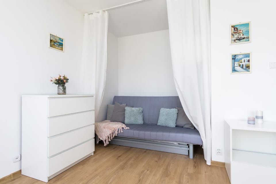 Bed, Living room, Photo of the whole room, Seating area
