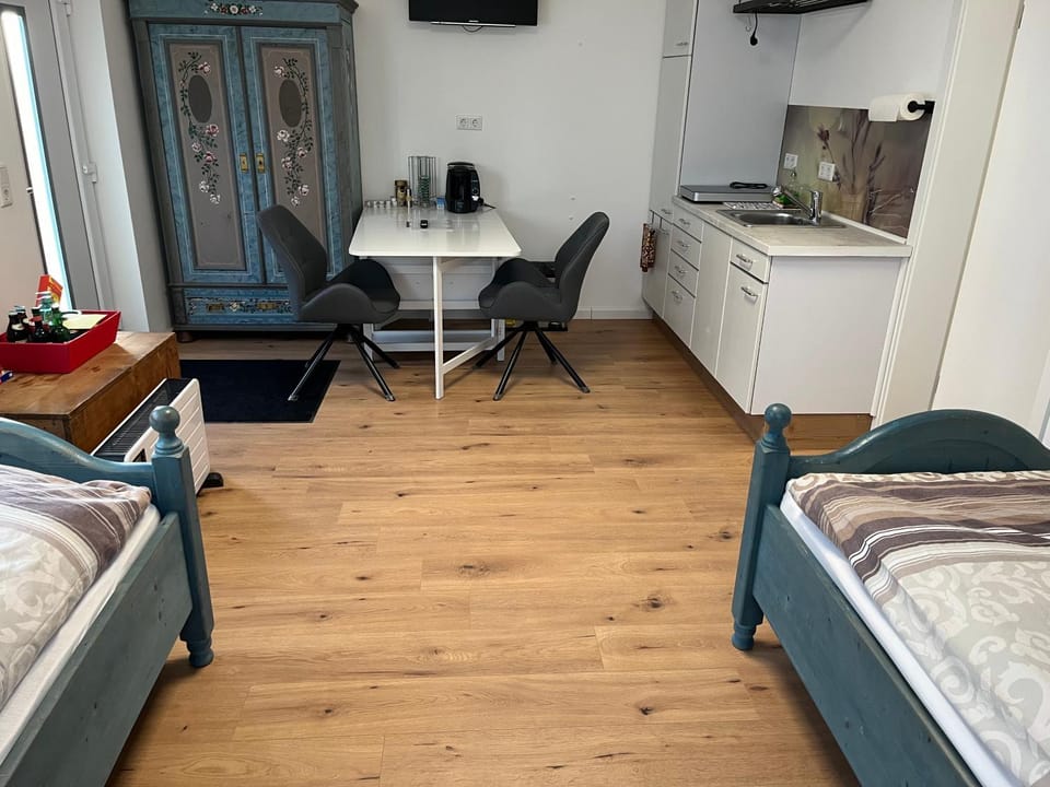 Kitchen or kitchenette, Living room, Seating area, Dining area, Bedroom
