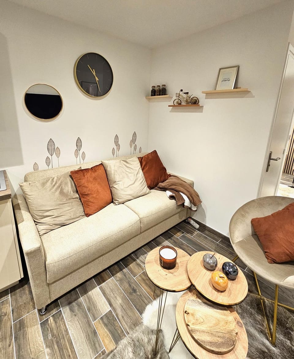 Bed, Living room, Seating area