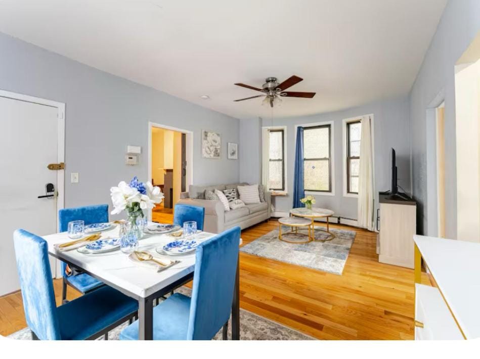TV and multimedia, Photo of the whole room, Seating area, Dining area, fireplace