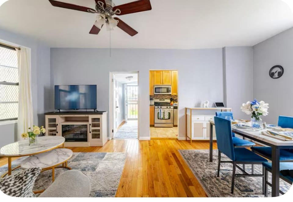 Facade/entrance, TV and multimedia, Kitchen or kitchenette, Living room, Dining area, fireplace, oven, stove