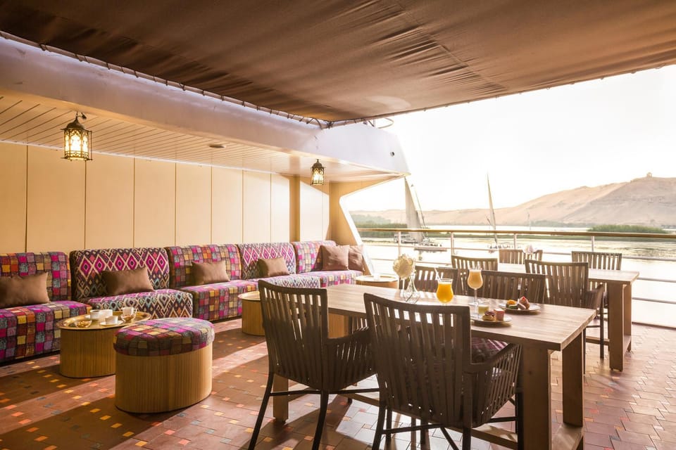 Lounge or bar, sunbed