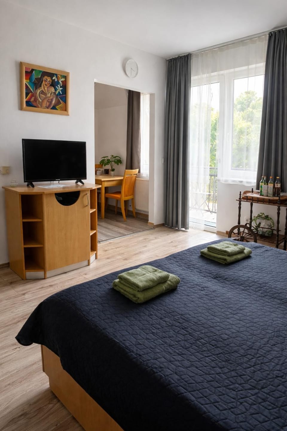 Bed, TV and multimedia, Photo of the whole room, Bedroom