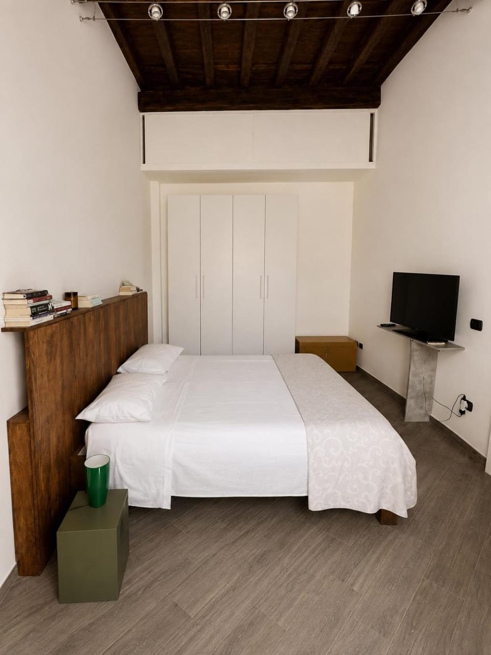 Bed, TV and multimedia, Bedroom, wardrobe
