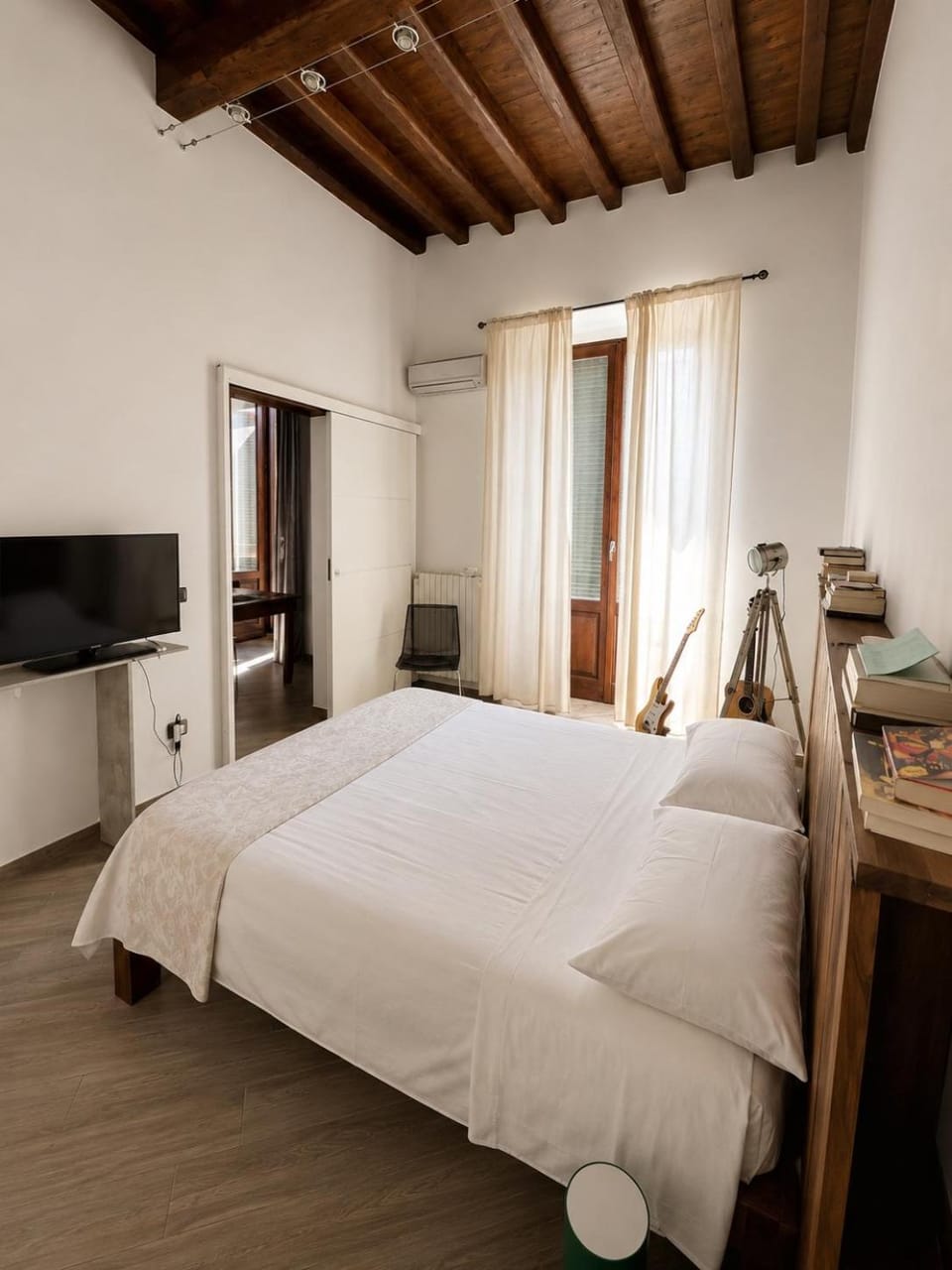 Bed, TV and multimedia, Bedroom