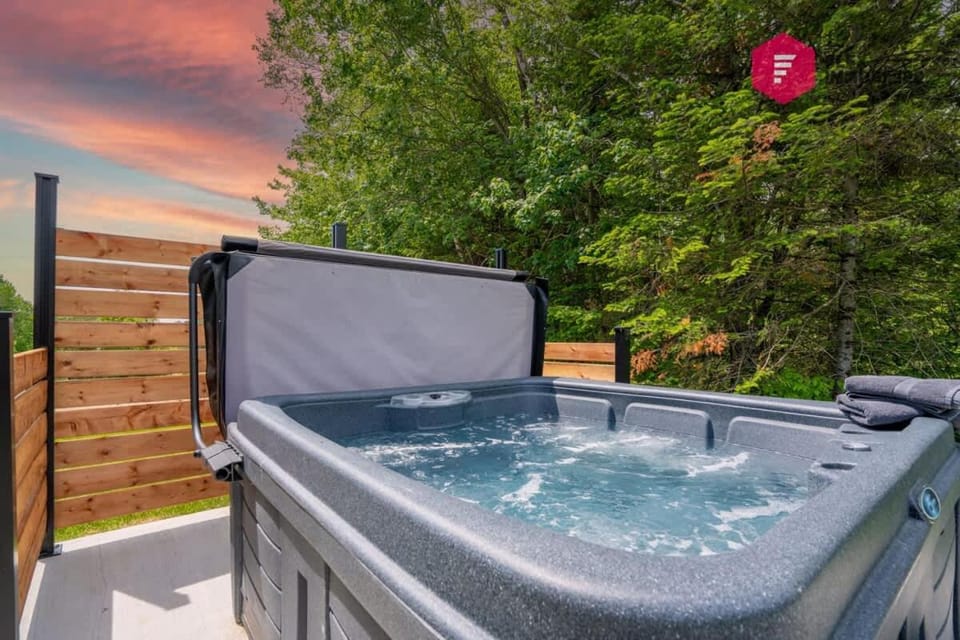Le Vert Détente - Chalet Spa privé Accès piscine - Golf du Grand Portneuf près de Québec House in Quebec