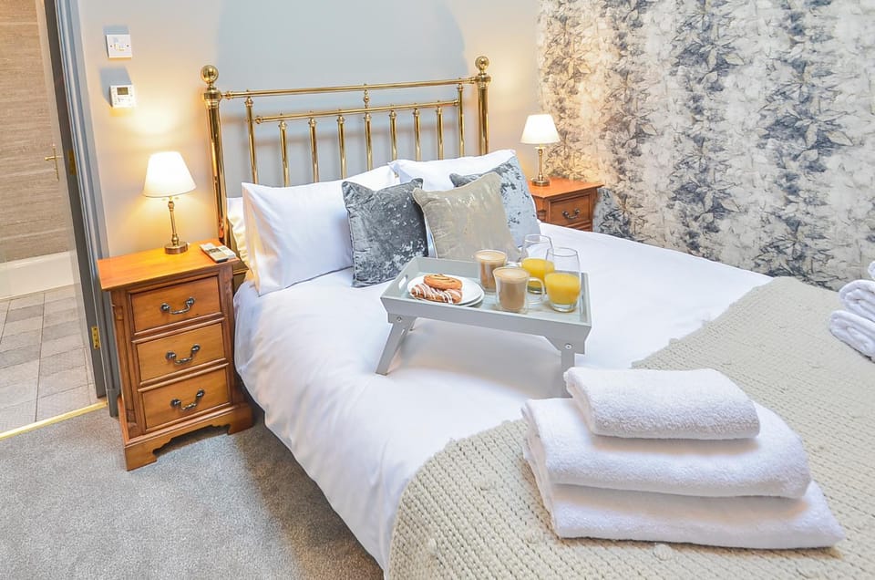 Bed, Bedroom, towels